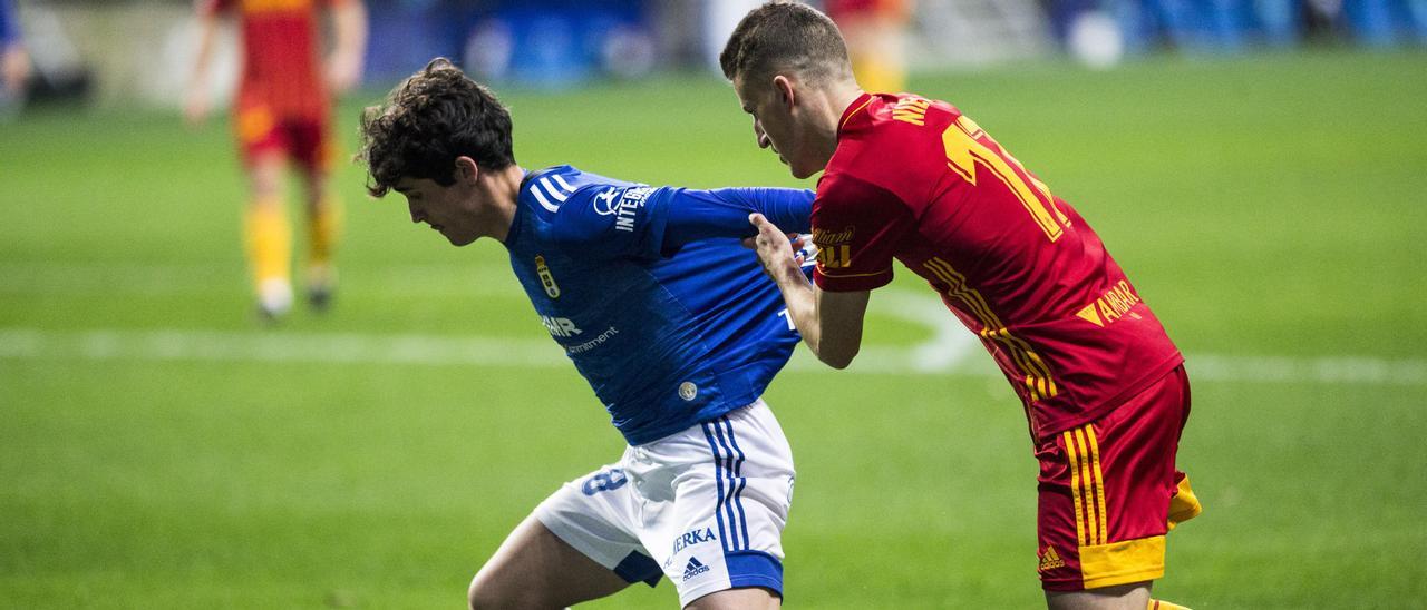 Javi Mier protege el balón ante Nieto