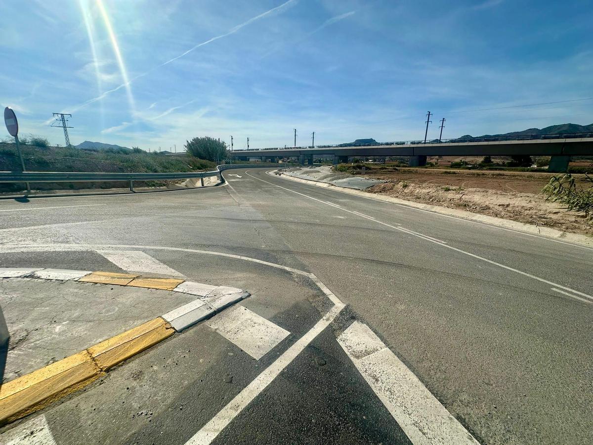 Cruce habilitado en el cruce del Camino de Enmedio con la RM-D3.