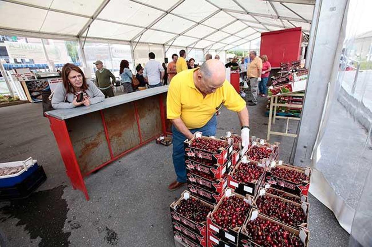 Cerezas a la venta en una anterior edición de la fiesta en Beade. // FdV