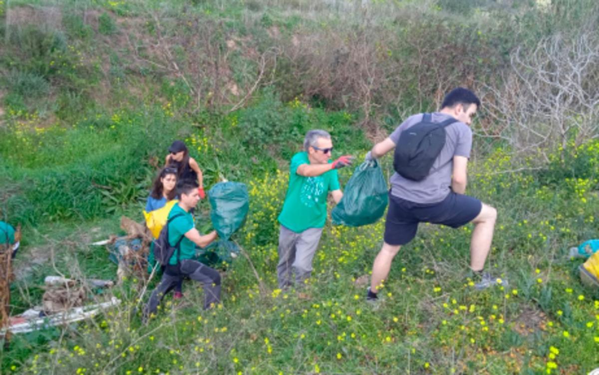 Limpieza por la asociación Andalimpia del arroyo de Pocapringue, en 2023.
