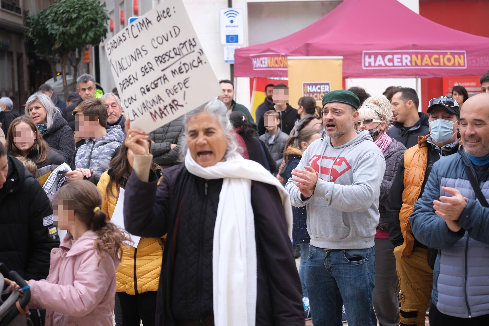 Concentración antivacunas en Elche contra el pasaporte covid y la inoculación de niños