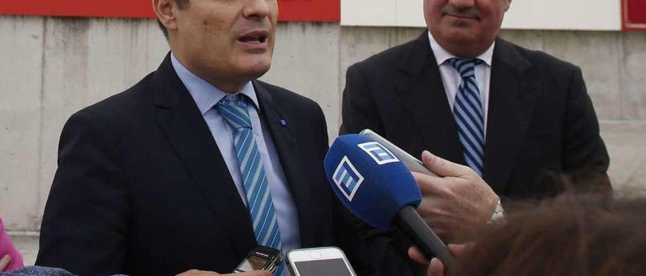 Pedro de Rueda, durante una visita al Niemeyer, con Carlos Rodríguez de la Torre, a la derecha.