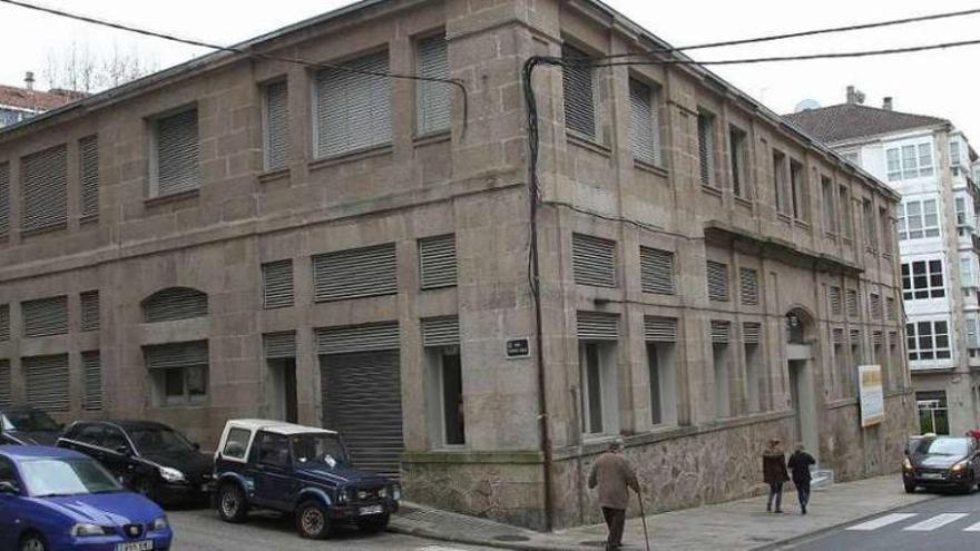 El edificio rehabilitado de la plaza de abastos de A Ponte, que permanece cerrado. // Iñaki Osorio