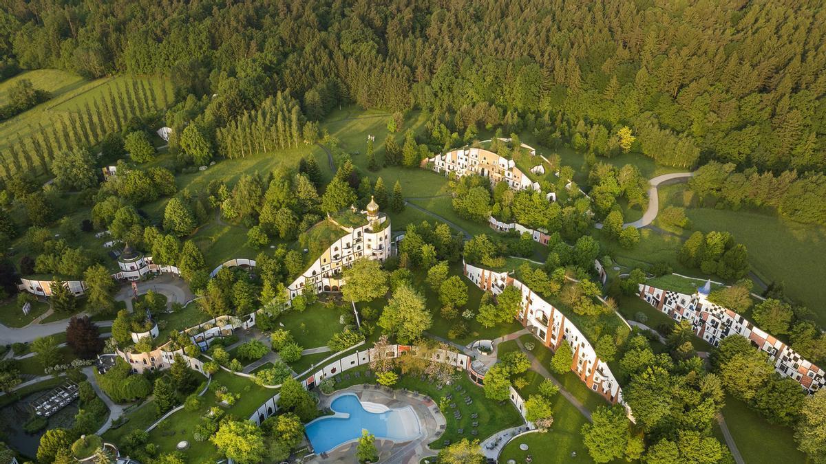 Este oasis diseñado por Hundertwasser borra los límites de la arquitectura