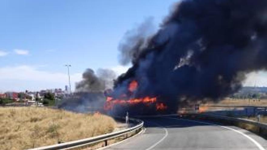 Rescatan a un camionero de un vehículo en llamas en Torrent