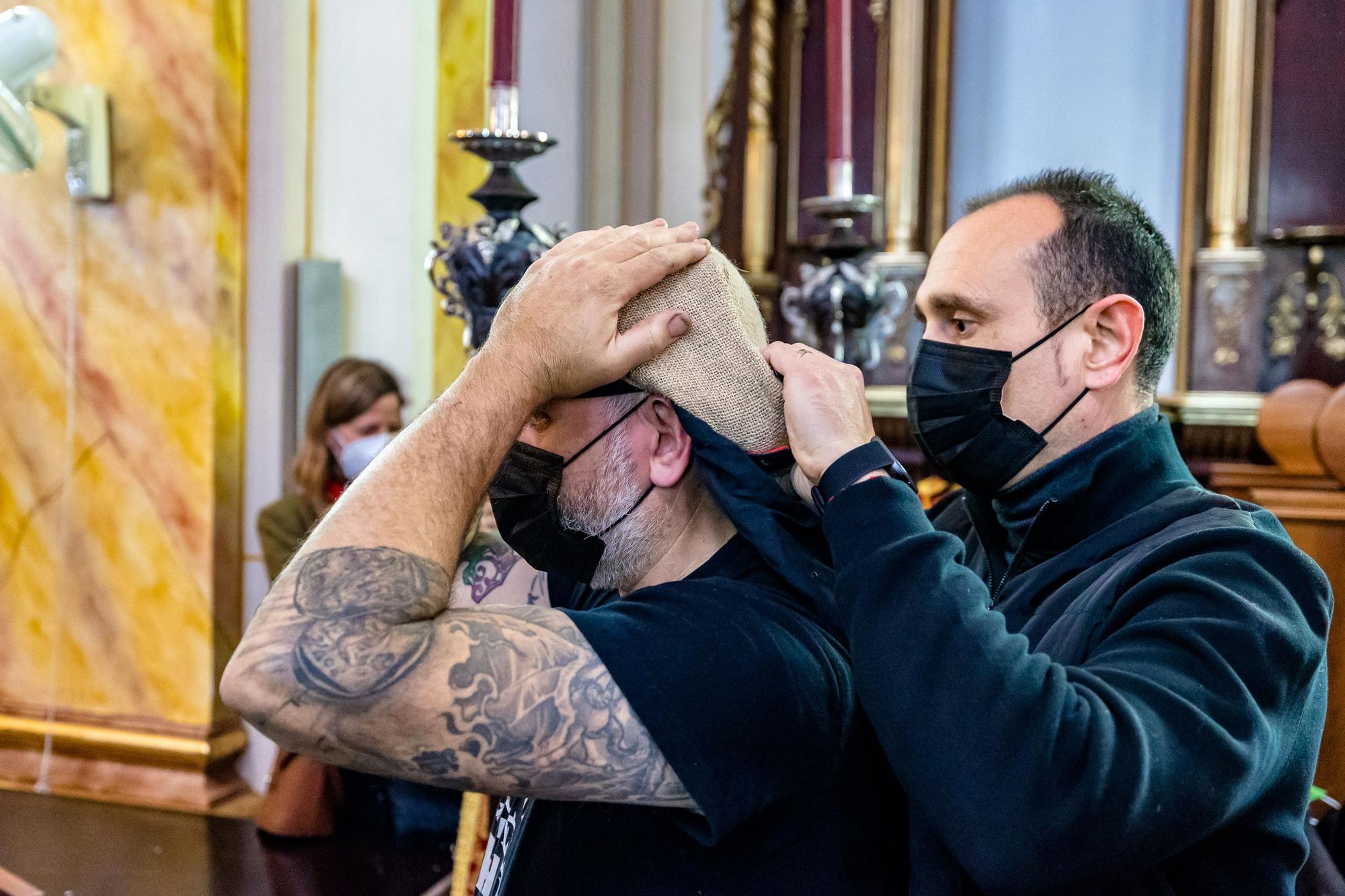 Procesión del Ecce Homo en Alicante  En Alicante las primeras imágenes en llegar eran las de la procesión del Ecce Homo que estrenado en esta procesión la primera fase del nuevo paso del Señor, consistente en parihuela y ebanistería. Esta cofradía celebra el 75 aniversario de su fundación.