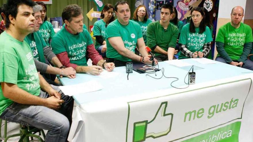 Miembros del colectivo de profesores, durante la rueda de prensa.