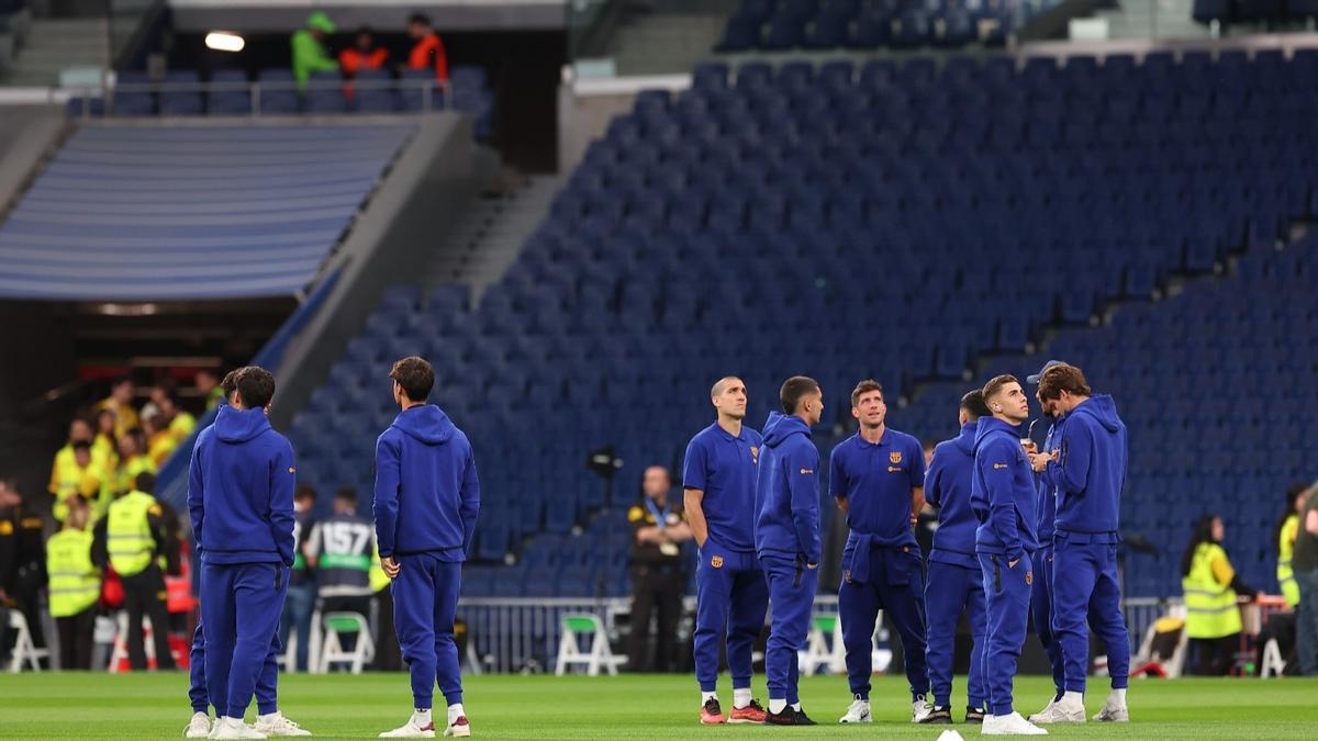 Los jugadores, entre ellos Sergi Roberto, observando el nuevo Bernabéu