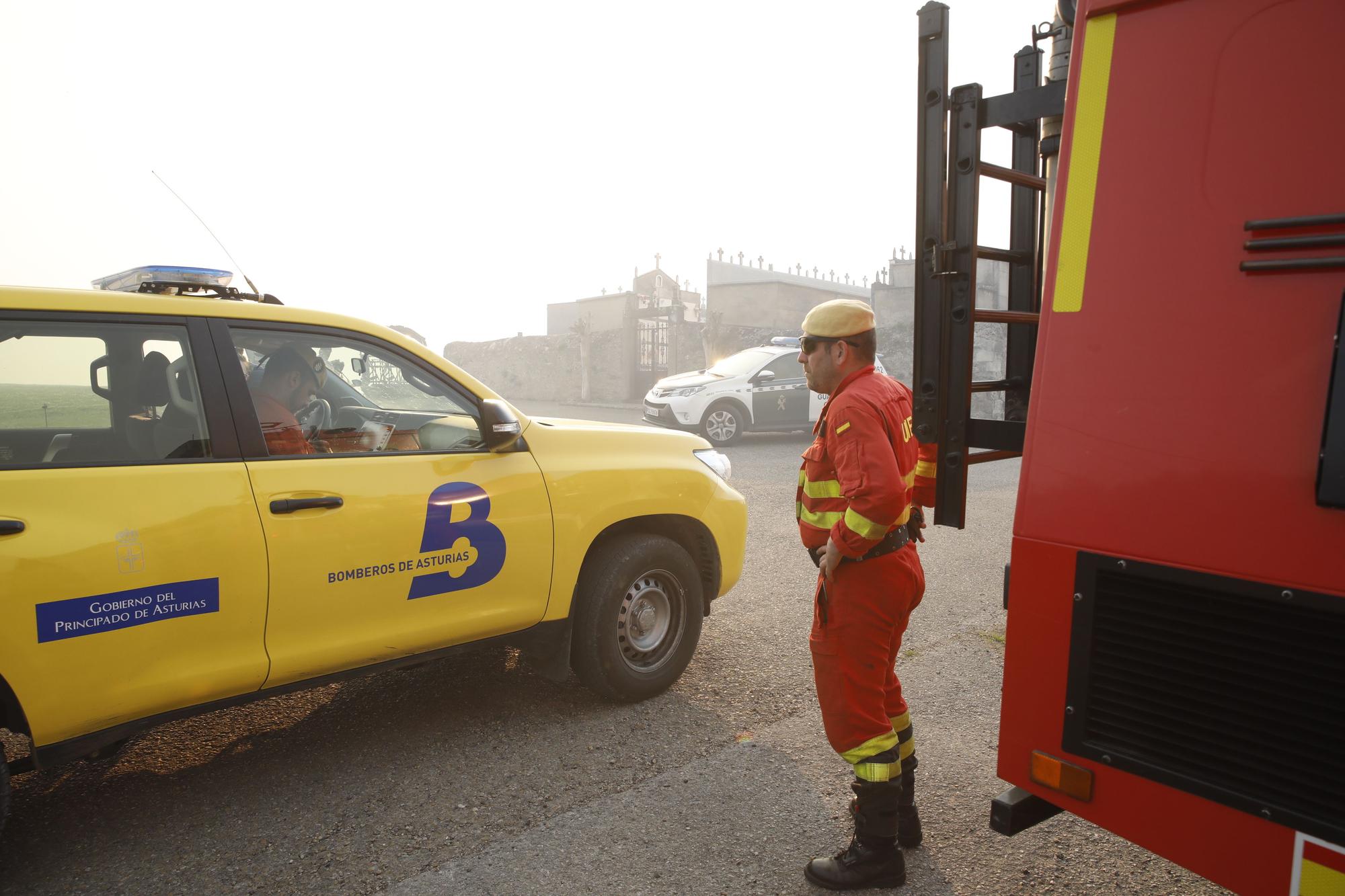 EN IMÁGENES: bomberos, vecinos y la UME luchan contra el preocupante incendio en Tineo