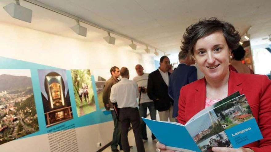 La alcaldesa de Langreo sostiene la guía turística y cultural presentada ayer en la feria.