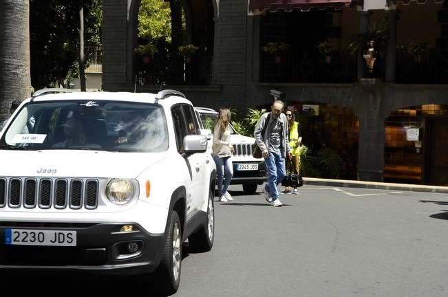 GUARDIA PARA COGER A BRAD PITT A SU LLEGADA AL ...