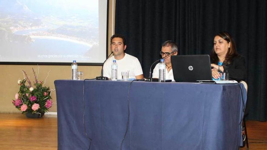 Por la izquierda, Jorge Núñez, Javier Feito y Charo Fernández Román durante el acto de ayer.