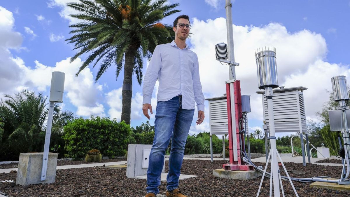 David Suárez, el pasado jueves en la estación meteorológica instalada en la sede de la Delegación de la Aemet en Canarias, en Tafira Baja.