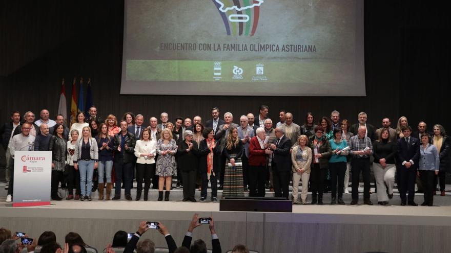 Los homenajeados junto a jueces, árbitros, periodistas, voluntarios, autoridades y gente que en algún momento estuvo en unos Juegos Olímpicos, ayer, en el recinto ferial Luis Adaro de Gijón. | Juan Plaza