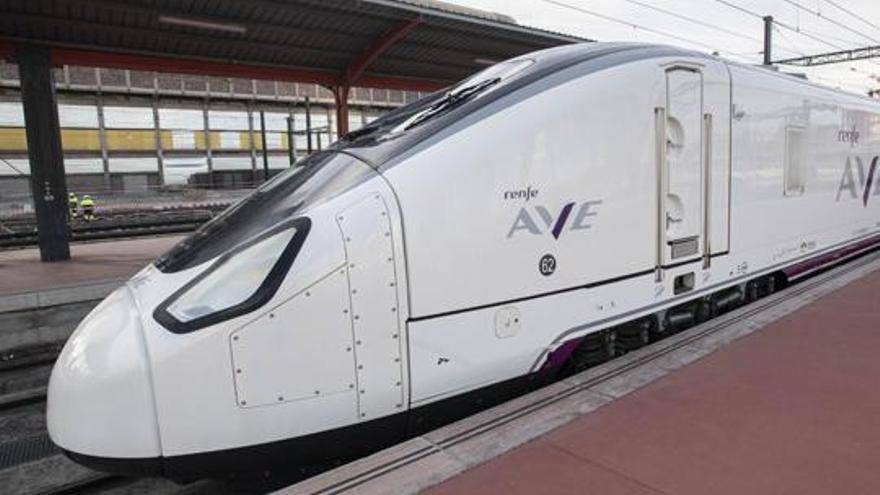 Tren Avril con la imagen del AVE en la estación de Chamartín