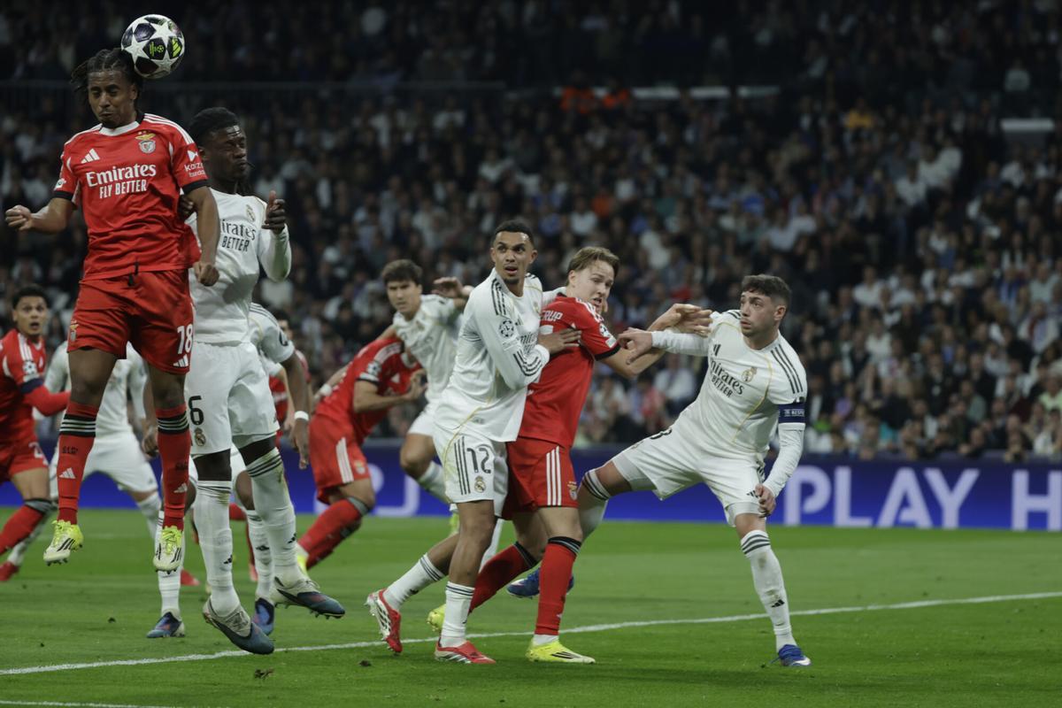 Jugadores del Real Madrid y del Benfica disputan un balón.