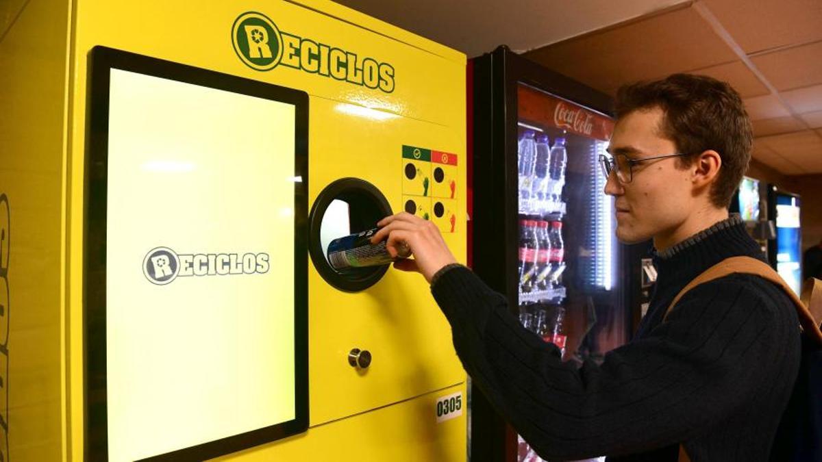 A comunidade universitaria poderá seguir reciclando as latas e botellas de plástico de bebidas que consuma, facilitando así a circularidade destes residuos.