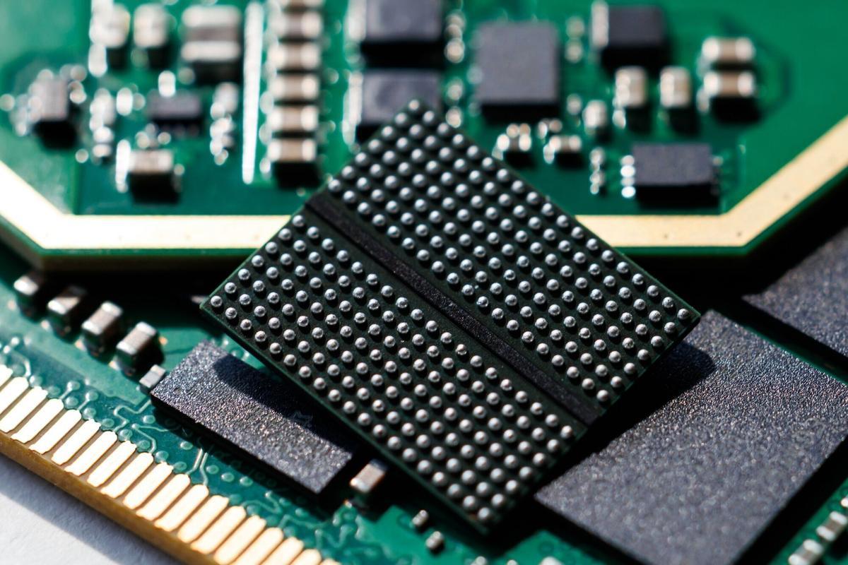 A SK Hynix Inc. Double-Data-Rate (DDR) 5 memory module chip on a LPDDR5X CAMM2 memory module arranged at the company's office in Seongnam, South Korea, on Friday, July 24, 2026. SK Hynix and Samsung Electronics Co. are set to test investor appetite for memory chips as South Korea’s stock market — now a bellwether for global AI sentiment — grapples with violent swings driven by leveraged chip bets. Photographer: SeongJoon Cho/Bloomberg
