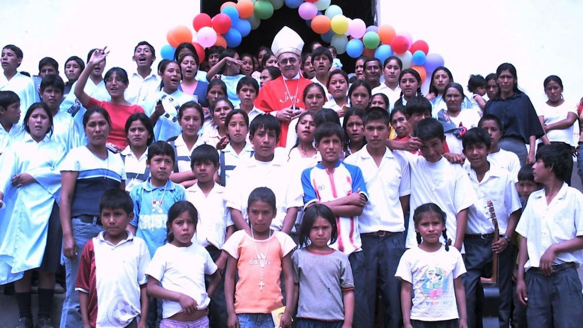 Monseñor Gilberto Gómez, obispo de Abancay, en Perú, con niños y adolescentes de su diócesis.