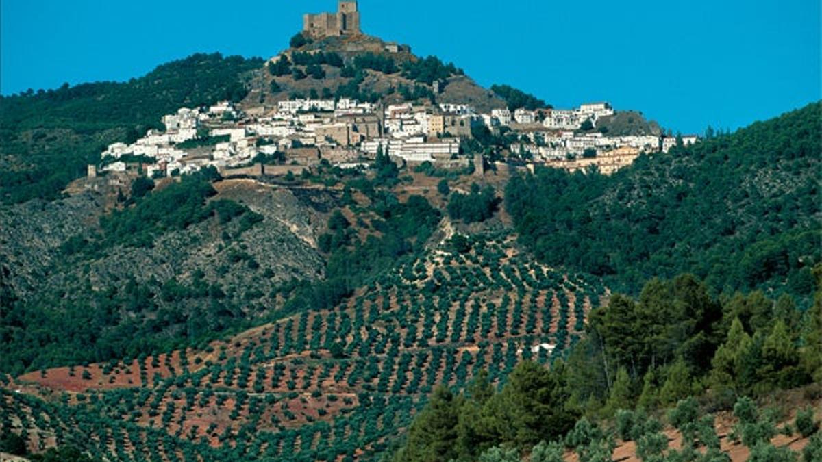 El Castillo de Segura de la Sierra, en Jaén, se alza sobre un majestuoso roquedal desde donde se ot