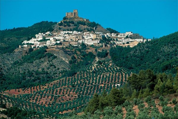 El Castillo de Segura de la Sierra, en Jaén, se alza sobre un majestuoso roquedal desde donde se ot