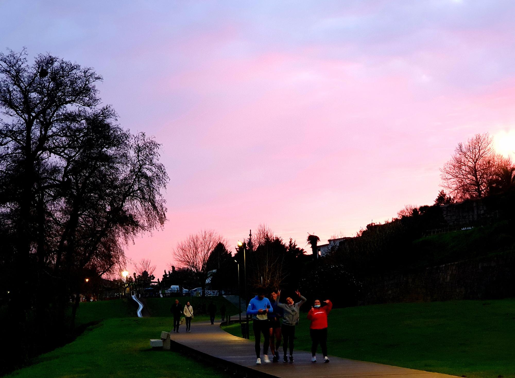 Atardecer sobre el paseo fluvial de Tui.