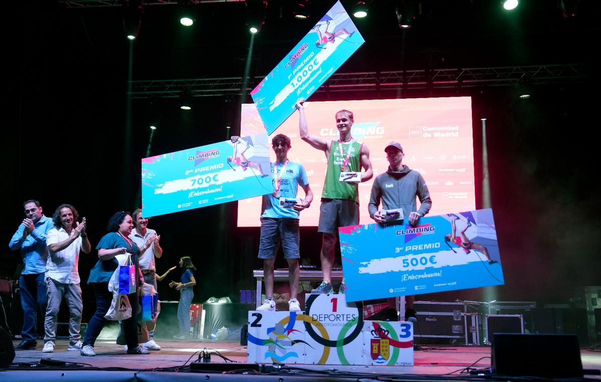 Mikel Asier Linacisoro (Euskadi), Raúl Escribano (Valencia) y Guillermo Peionado (Madrid) con los premios de Climbing Madrid a los ganadores absolutos de la competición.