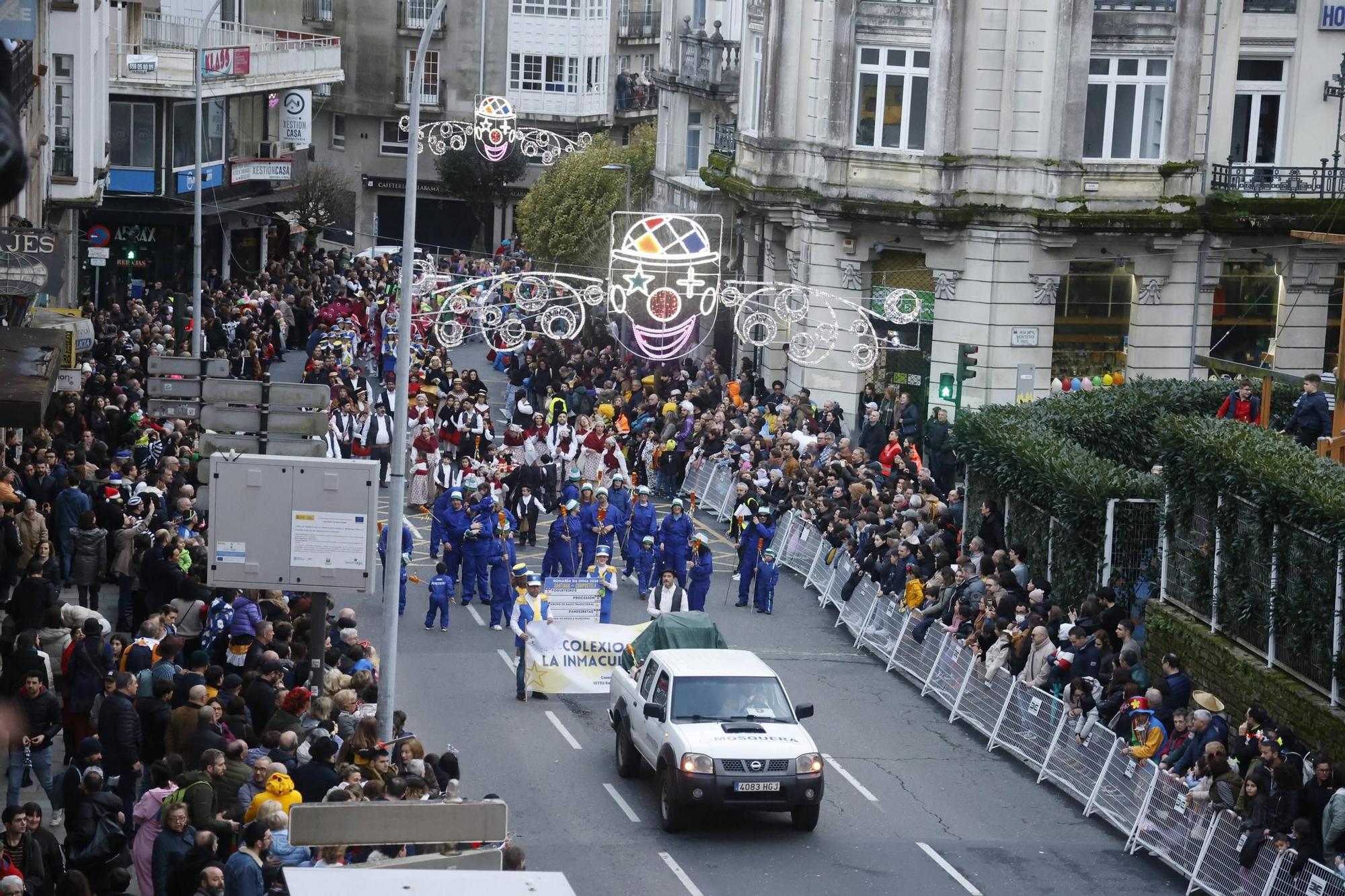 Santiago disfruta del tradicional desfile de martes de Entroido