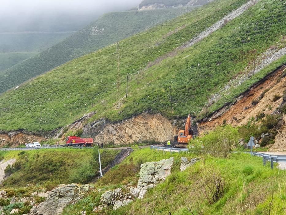 Trabajos en el argayo que cortó la vía de Belmonte