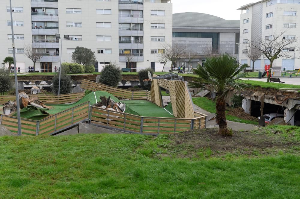 Se hunde un parque infantil sobre el aparcamiento de una urbanización de Santander.