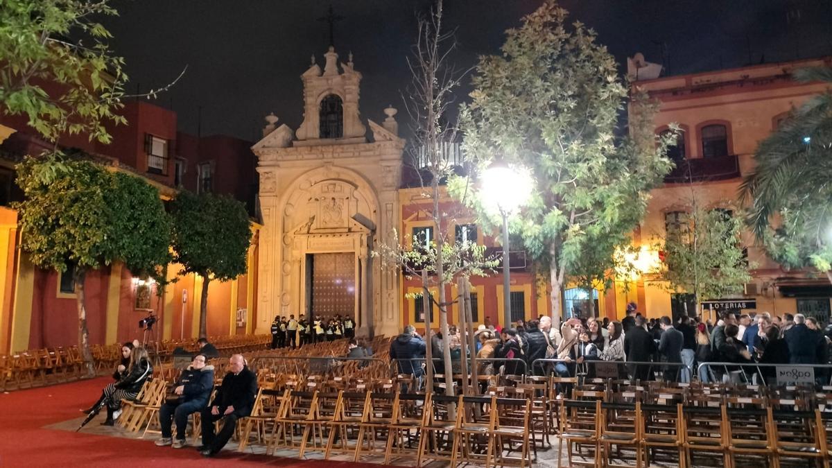 A las puertas de la Basílica del Gran Poder la gente espera a la apertura de puertas para poder ver a los titulares