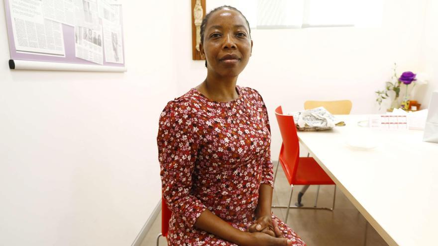 La desdicha de educar a tres hijas en una habitación en Zaragoza: &quot;A mi familia no les hablo de nuestra situación&quot;