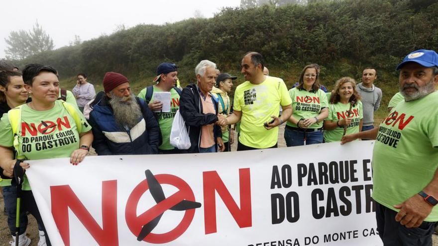 Una marcha por el Castrove reivindica en Poio el uso social del monte frente a su plan eólico