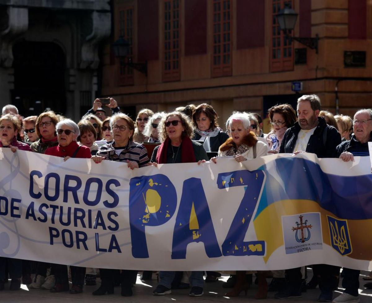 Integrantes de los «Coros por la paz» reunidos ayer en Oviedo. | Irma Collín