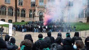 Colectivos feministas de Barcelona protestan contra la prohibición del aborto en el Hospital de Sant Pau