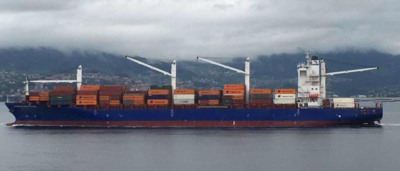 El &quot;Livorno Express&quot;, de la naviera alemana Hapag-Lloyd, navegando ayer por la Ría de Vigo rumbo Montreal (Canadá). // Ángel Godar