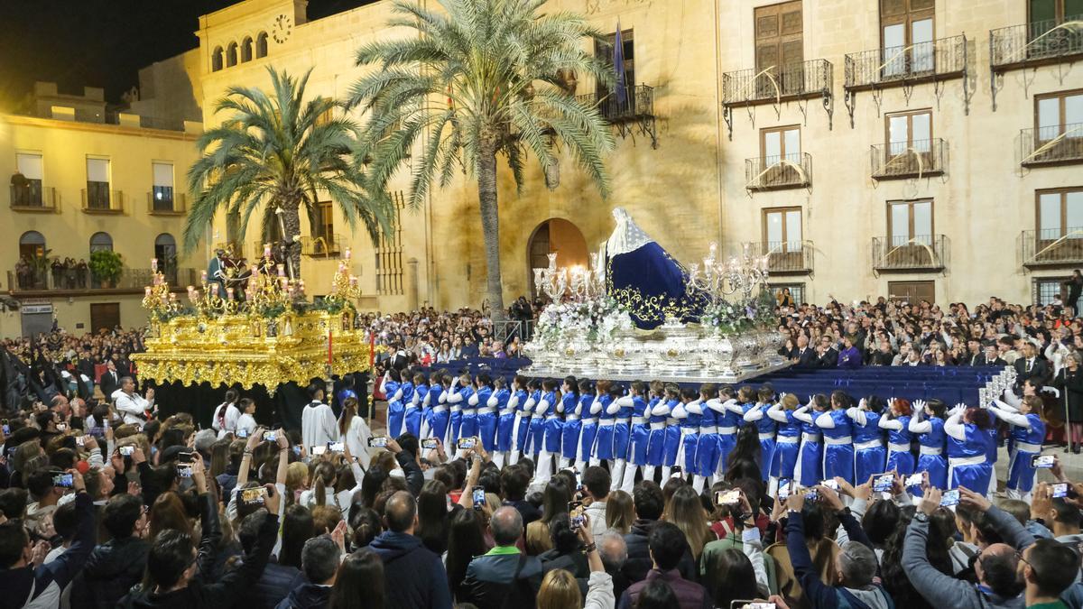 Procesión del encuentro el pasado Martes Santo en la plaça de Baix de Elche.