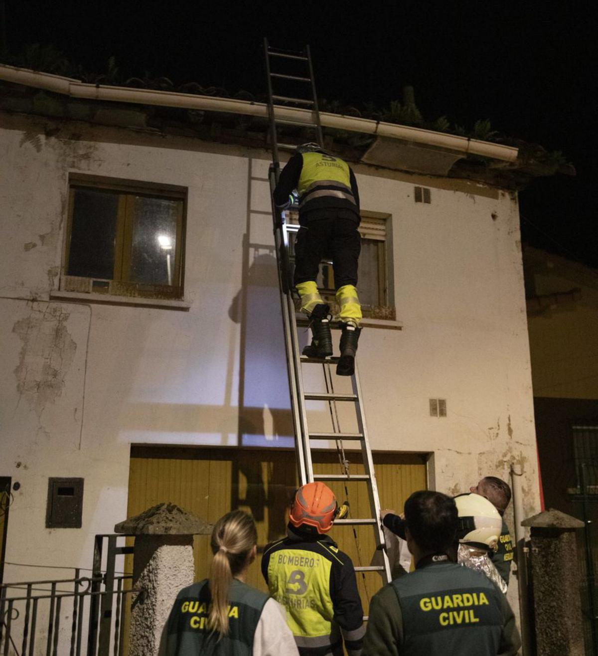 Un bombero sube al tejado al que la homicida lanzó el arma del crimen. | FERNANDO RODRÍGUEZ
