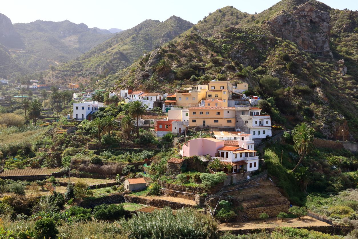 Casas coloridas en la ciudad y valle de Vallehermoso en la isla de La Gomera