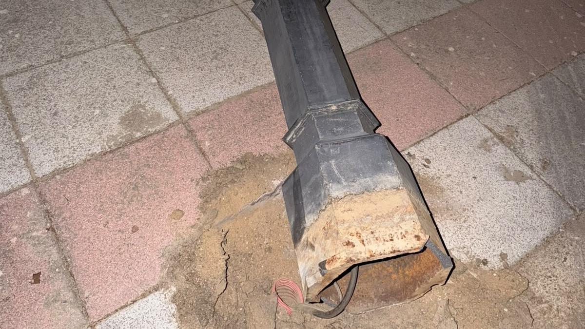 Indignación en Jambrina tras arrancar de raíz una farola de hierro fundido de gran valor sentimental.
