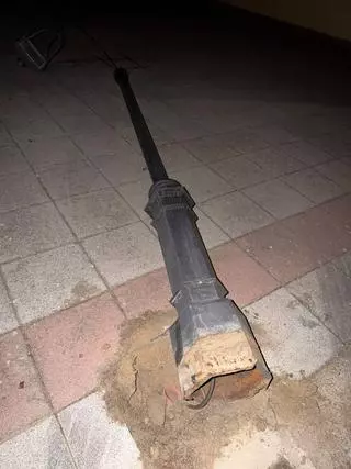 Indignación en Jambrina tras arrancar de raíz una farola de hierro fundido de gran valor sentimental