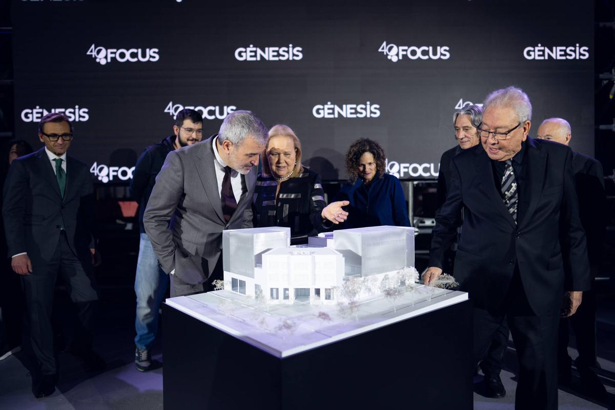 El alcalde de Barcelona, Jaume Collboni, con los fundadores de Focus Amparo Martínez y Daniel Martínez, también presidente del grupo, junto a la maqueta de Gènesis, el futuro teatro de la compañía, este lunes en Barcelona.