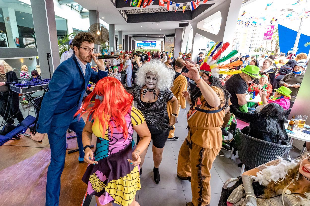 Los británicos desafían a la lluvia y celebran su "Fancy Dress Party" en Benidorm