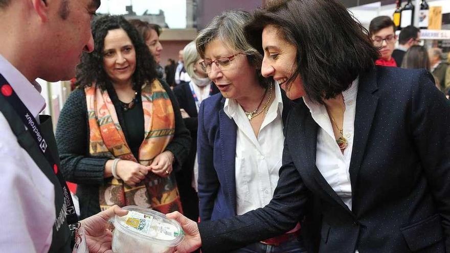 De izda. a dcha., Belén do Campo, Rosa Quintana y Ángeles Vázquez, ayer, en uno de los &#039;stands&#039; del Fórum.