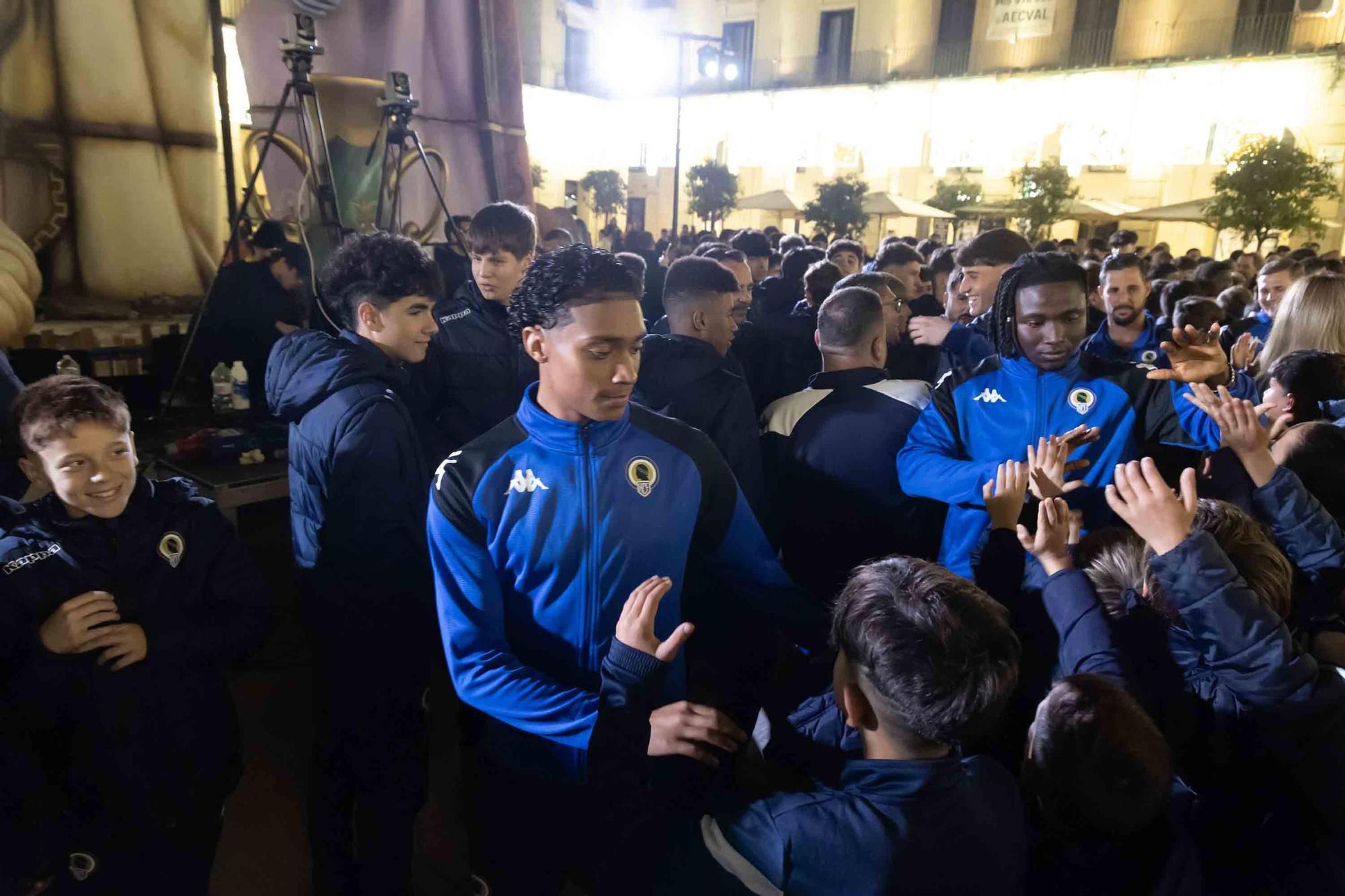 El Hércules interpreta el tradicional villancico junto al coro de los Jesuitas en la plaza del Ayuntamiento de Alicante.