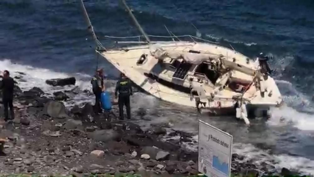 Un yate encalla en la playa del Parque Marítimo