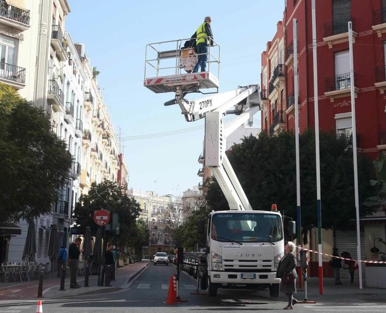 Polémica instalación de las luces de Fallas en la calle Sueca