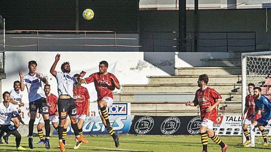 Imagen del partido de la jornada de ayer entre el Ourense CF y el Rápido de Bouzas.