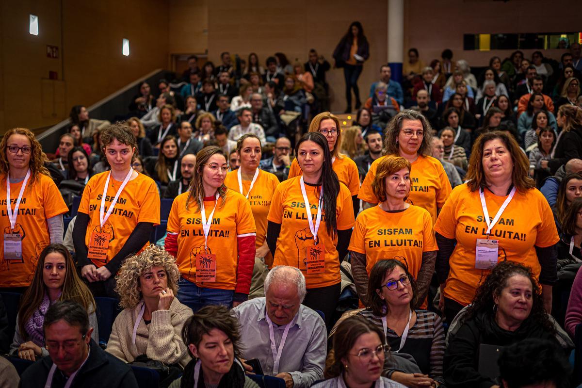 Protesta del personal que atiende a sinhogar en Barcelona, en un foro organizado por el ayuntamiento