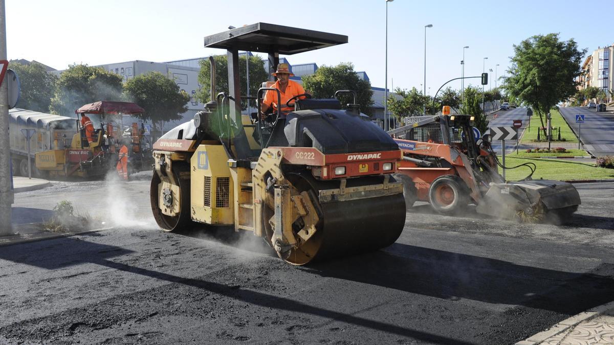 Trabajos de asfaltado en una campaña anterior en Cáceres.